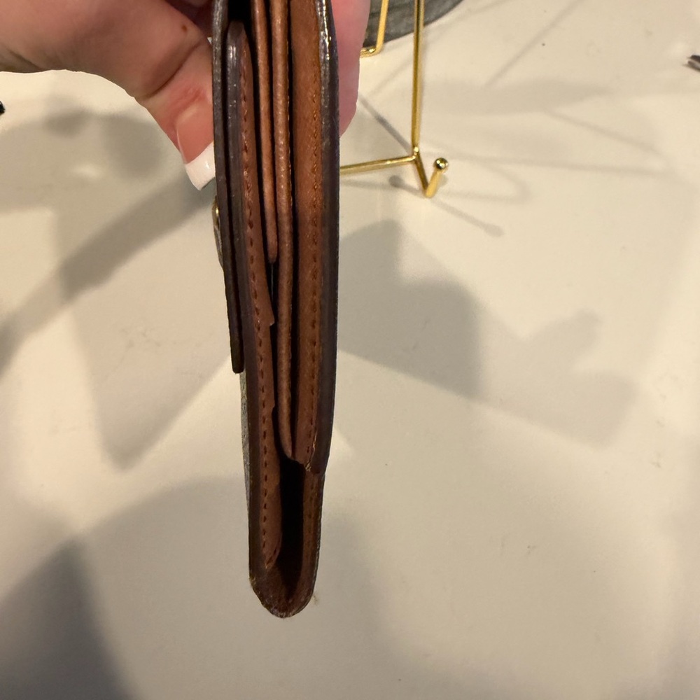 Louis Vuitton Classic Monogram Wallet. - Picture 8 of 13